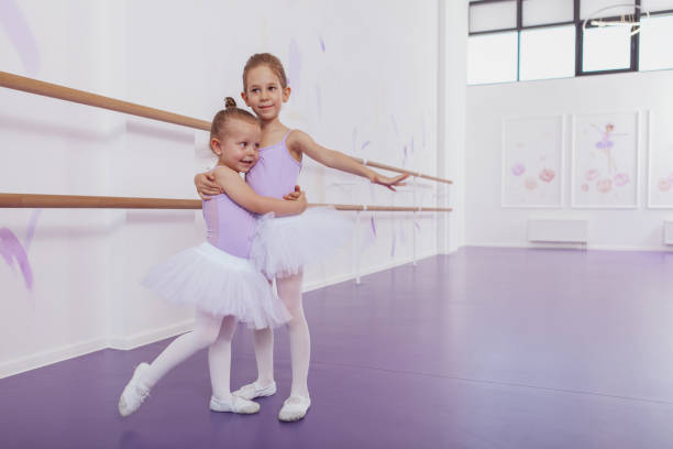 urocze małe baleriny w szkole tańca - ballet teenager education ballet dancer zdjęcia i obrazy z banku zdjęć
