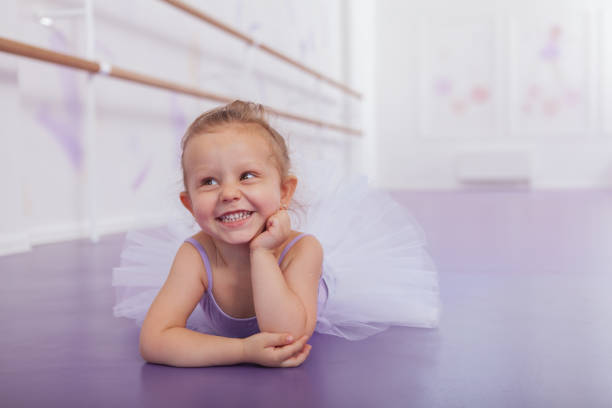 entzückende kleine ballerina in der tanzschule - ballettröckchen stock-fotos und bilder