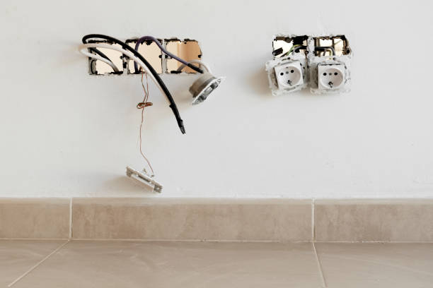 installing electrical sockets on a wall - home addition audio imagens e fotografias de stock