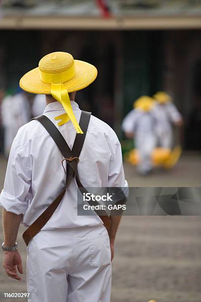 Foto de Trabalhador Em Roupa Tradicional No Alkmaar Mercado De Queijo e mais fotos de stock de Alkmaar