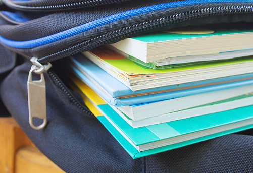 Libros de texto en la mochila de la escuela, concepto de educación.  Enfoque selectivo. photo
