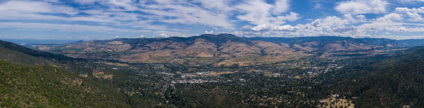 panorama aéreo de rogue valley e ashland, or - landscape aerial view lumber industry agriculture - fotografias e filmes do acervo