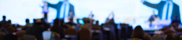 presentación de negocios con presentador cerca de la pantalla. antecedentes conceptuales del seminario con el taller principal del orador ejecutivo en la sala de conferencias. gerente corporativo en conferencia a audiencia. - discurso principal fotografías e imágenes de stock