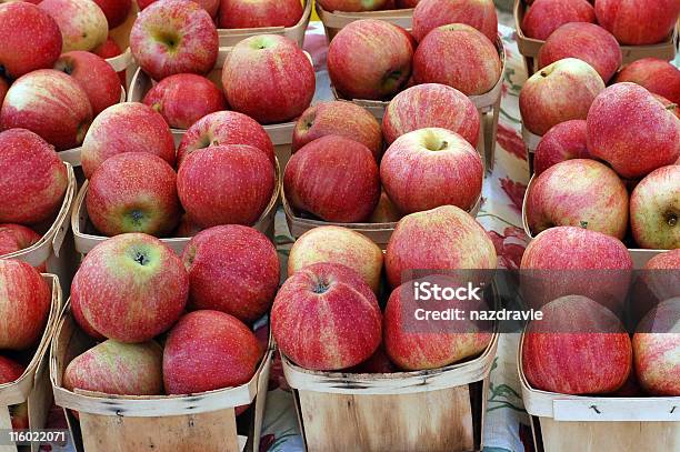 Red Delicious Apples W Małych Kosze Na Rynku Rolników - zdjęcia stockowe i więcej obrazów Bez ludzi