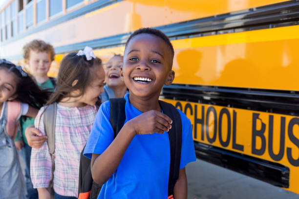 начальная школа дети дурак покинуть и смеяться на автобусе - goof off стоковые фото и изображения