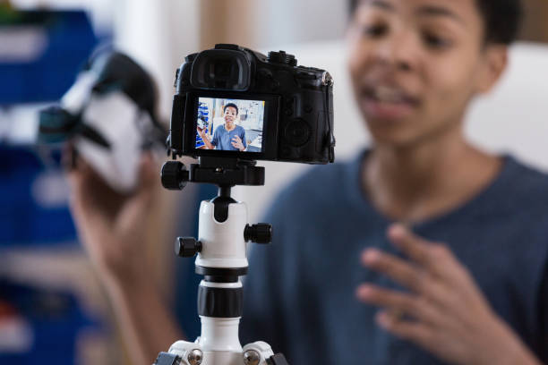 istock Teenager vlogs about virtual reality glasses 1160223595