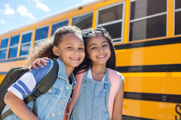 초등학교 친구들은 함께 버스를 기다립니다. - back to school child first day of school school bus 뉴스 사진 이미지