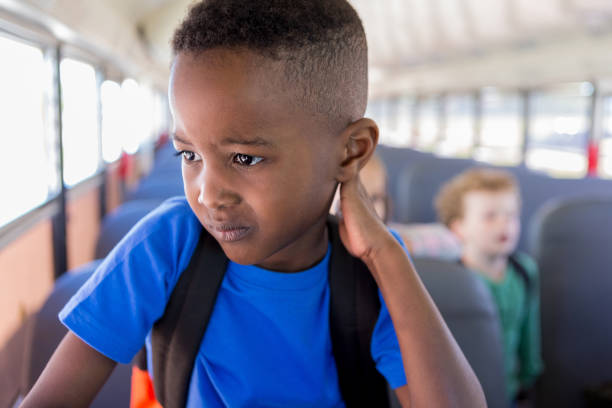 버스에서 하차하기를 기다리는 동안, 소년은 학교에 대해 걱정합니다. - back to school child first day of school school bus 뉴스 사진 이미지