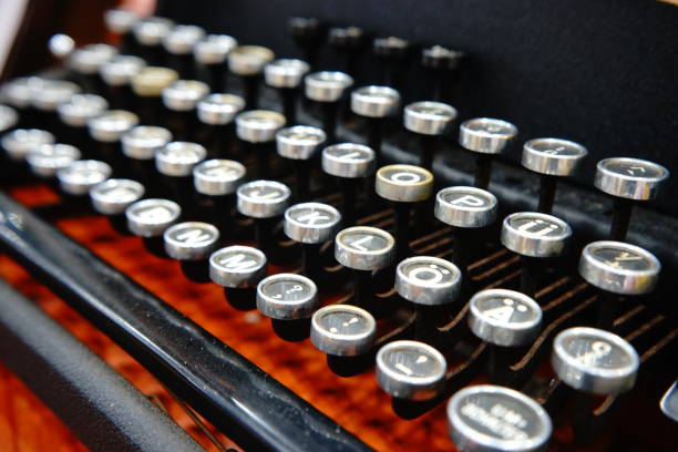 stara metalowa maszyna do pisania - letter m typewriter text typebar zdjęcia i obrazy z banku zdjęć