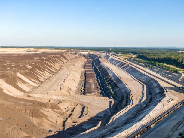 Aerial evening sunset view of Welzow Süd, one of the largest operational German open cast brown coal lignite mines near Cottbus in the state of Brandenburg. Germany will stop mining coal in 2038. vista aérea de la puesta de sol por la noche de welzow sád, una de las mayores minas alemanas de lignito de carbón marrón fundido abierto más grandes cerca de cottbus en el estado de brandeburgo. alemania detendrá la extracción de carbón en 2038.