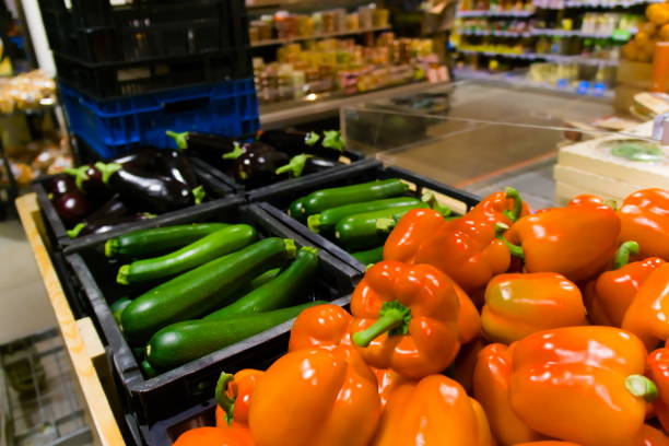 tiro de calabacín de pimiento rojo y berenjena en el supermercado - green bell pepper bell pepper red bell pepper groceries fotografías e imágenes de stock