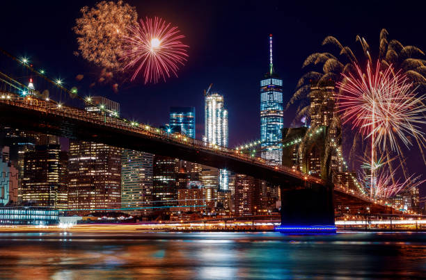 Brooklyn Bridge at dusk in New York City Colorful and vibrant fireworks Colorful and vibrant fireworks at dusk Manhattan skyline from the Brooklyn Bridge in Independence day New York City new years eve new york stock pictures, royalty-free photos & images