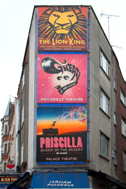 billboards de los musicales de londres en un edificio en leicester square - the lion king musical fotografías e imágenes de stock