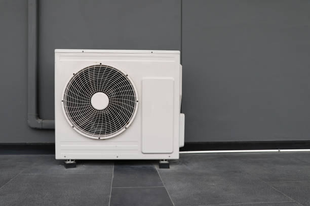 unidade condensadora de sistemas de ar condicionado. unidade condensadora instalada na parede cinzenta. - condensador componente elétrico - fotografias e filmes do acervo