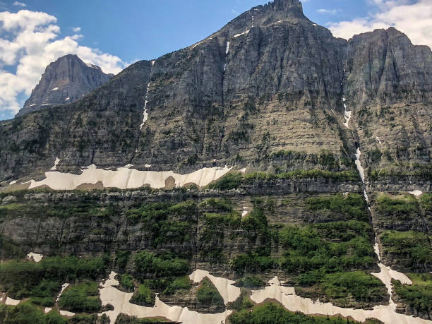 masywne pasmo górskie w parku narodowym glacier w montanie - mountain montana mountain peak mountain range zdjęcia i obrazy z banku zdjęć