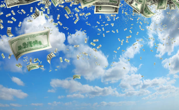 fallende große gruppe von geld von amerikanischen dollar-banknoten über den himmel - currency us paper currency falling flying stock-fotos und bilder