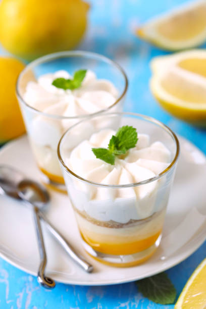 limoncello-sobremesa italiana.  mousse de cheesecake de limão com chantilly em copos. sobremesa do verão. - curd cheese food and drink spoon food - fotografias e filmes do acervo