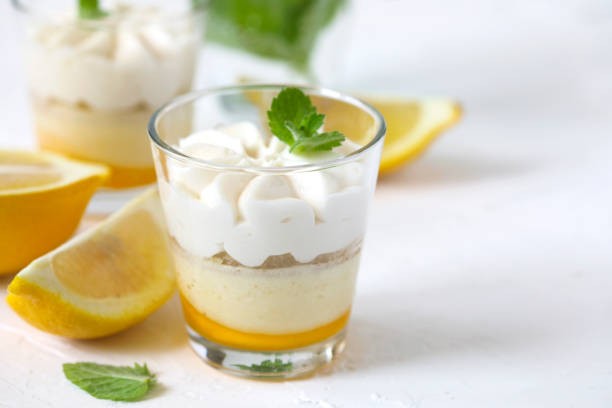 limoncello-sobremesa italiana.  mousse de cheesecake de limão com chantilly em copos. - curd cheese food and drink spoon food - fotografias e filmes do acervo