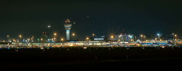 panoramiczny widok na międzynarodowe lotnisko schiphol amsterdam nocą - airport angle architecture blue zdjęcia i obrazy z banku zdjęć