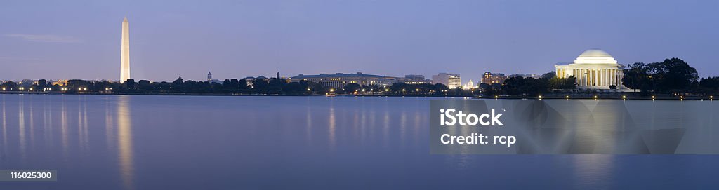 Monumento a Washington e il Capitol panoramica di notte - Foto stock royalty-free di Washington DC