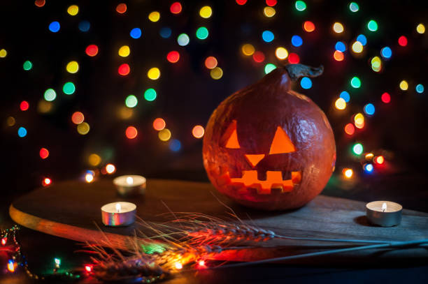 хэллоуин тыквы светящиеся на темном фоне огни - jack fruit стоковые фото и изображения