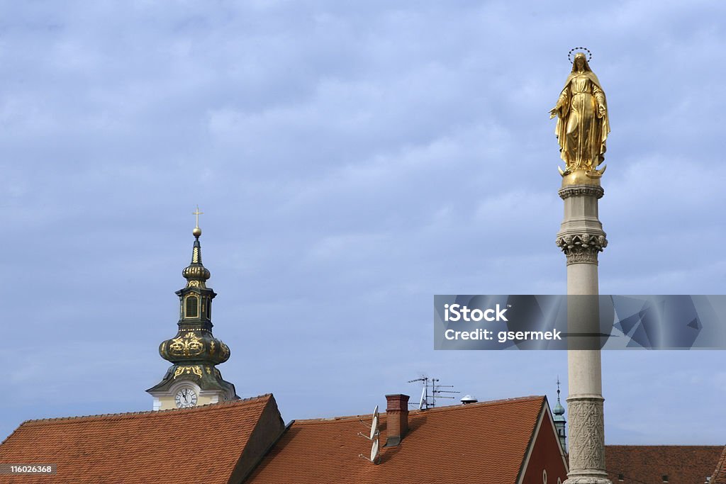 Statua della Vergine Maria nella parte anteriore della Cattedrale di Zagabria - Foto stock royalty-free di Ambientazione tranquilla