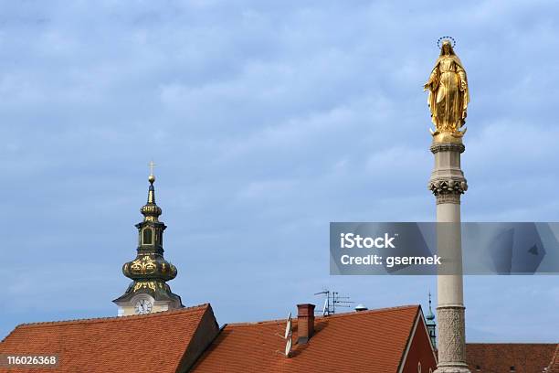 Statua Della Vergine Maria Nella Parte Anteriore Della Cattedrale Di Zagabria - Fotografie stock e altre immagini di Ambientazione tranquilla