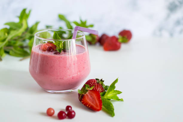 frullato biologico naturale con yogurt e fragole - healthy lifestyle cranberry healthy eating milk shake foto e immagini stock