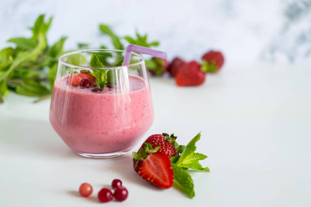 요구르트와 딸기를 곁들인 천연 유기농 스무디 - healthy lifestyle cranberry healthy eating milk shake 뉴스 사진 이미지