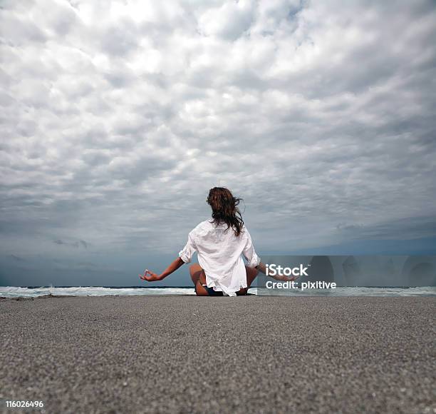 Yoga In Spiaggia - Fotografie stock e altre immagini di Adulto - Adulto, Ambientazione esterna, Bianco