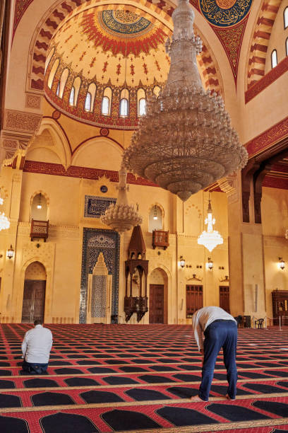 молитва в мечети - editorial islam praying arabic style стоковые фото и изображения