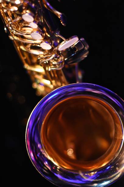 nahaufnahme von musikinstrument über schwarzem hintergrund - close up musical instrument saxophone jazz stock-fotos und bilder