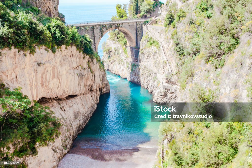 Berühmter Fiordo di furore Strand von der Brücke aus gesehen. - Lizenzfrei Furore Stock-Foto