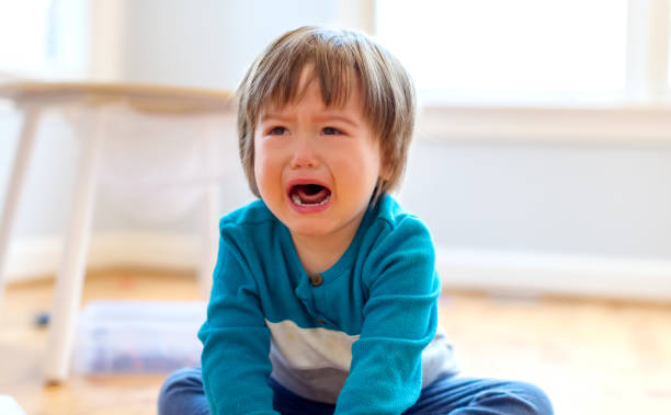 menino de grito da criança - tantrum toddler child crying - fotografias e filmes do acervo