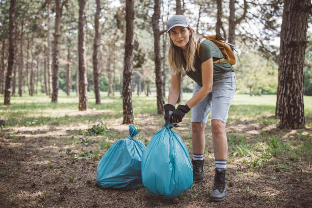 istock Volunteer cleaning park 1160290695