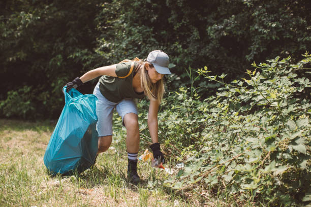 istock Volunteer cleaning park 1160290739