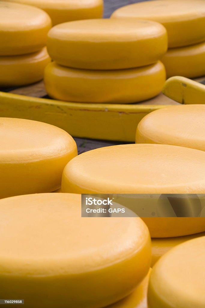 Pilhas de queijos reluzentes e Amarela - Foto de stock de Alkmaar royalty-free