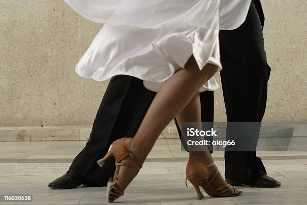 Pareja De Baile Foto de stock y más banco de imágenes de Bailar - Bailar, Bailar un vals, Tango - Baile