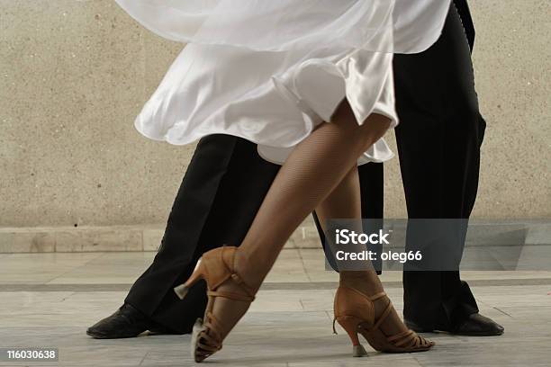 Coppia Di Danza - Fotografie stock e altre immagini di Tipo di danza - Tipo di danza, Valzer, Tango - Ballo