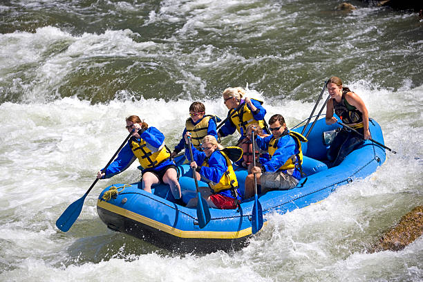 white water rafting en colorado - rafting fotografías e imágenes de stock