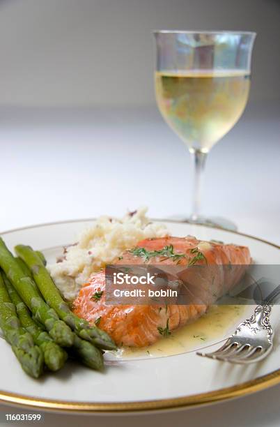 Foto de Salmão E Aspargos e mais fotos de stock de Vinho Branco - Vinho Branco, Frutos do mar, Peixe