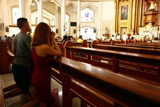 katholische anhänger knien und beten in der antipolo-kathedrale - manila cathedral stock-fotos und bilder