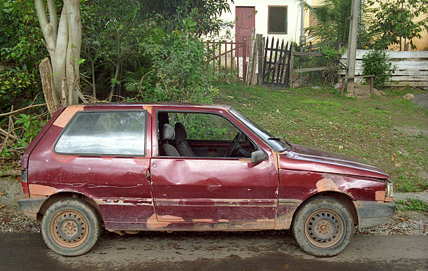 voiture qui doit être réparé - obsolète photos et images de collection