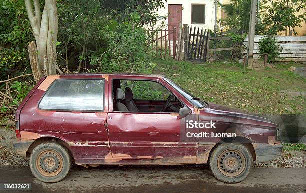 Auto Che Richiede Riparazione - Fotografie stock e altre immagini di Automobile - Automobile, Vecchio, Obsoleto