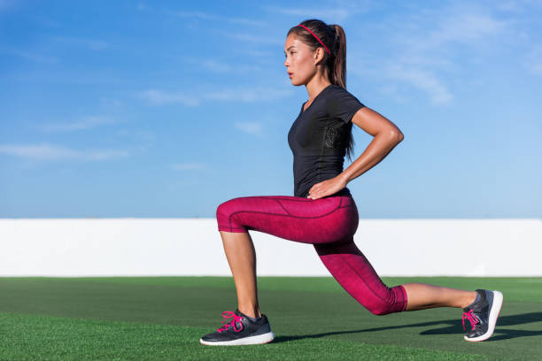mujer fitness haciendo ejercicios de entrenamiento de piernas lunges - isquiotibial fotografías e imágenes de stock
