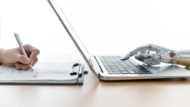 mano robot con laptop e scrittura a mano uomo - desk writing business human hand foto e immagini stock