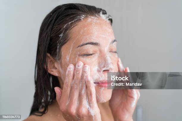 シャワーで洗顔するスキンケアの女性 - 人の顔のストックフォトや画像を多数ご用意 - 人の顔, 洗顔, ピーリング