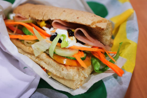 schinken und gemüse mit vollkornbrot-sandwich - sandwich stock-fotos und bilder
