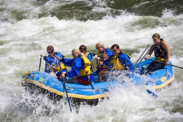 wildwasser-rafting-möglichkeiten in colorado - rafting white water rafting rapid river stock-fotos und bilder