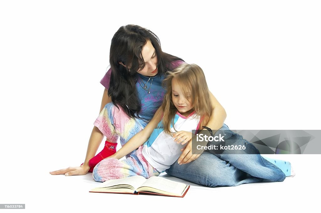 ma und Tochter lesen Buch - Lizenzfrei Alleinerzieherin Stock-Foto